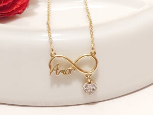 Colar com pingente AMOR infinito com coração com micro zircônias com banho de ouro e detalhes em ouro branco