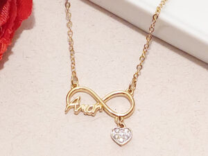 Colar com pingente AMOR infinito com coração com micro zircônias com banho de ouro e detalhes em ouro branco