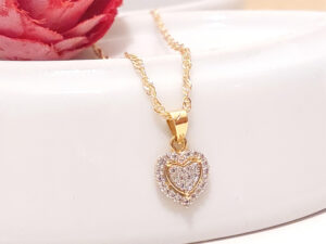 Colar com pingente de coração com micro zircônias com banho de ouro e detalhes em ouro branco