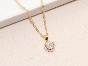 Colar com pingente de coração com micro zircônias com banho de ouro e detalhes em ouro branco