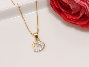 Colar com pingente de coração com banho de ouro com micro zircônias e detalhes em ouro branco