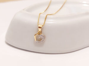 Colar com pingente de coração com banho de ouro com micro zircônias e detalhes em ouro branco