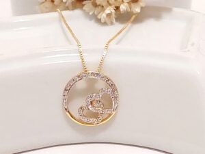 Colar e pingente de corações com banho de ouro com micro zircônias e detalhes em ouro branco