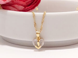 Colar com pingente de coração com banho de ouro com micro zircônias e detalhes em ouro branco