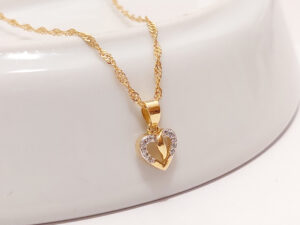 Colar com pingente de coração com banho de ouro com micro zircônias e detalhes em ouro branco