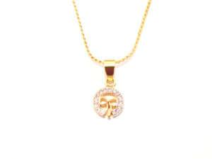 Colar com pingente de laço com banho ouro com micro zircônias e detalhes em ouro branco