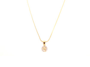 Colar com pingente de laço com banho ouro com micro zircônias e detalhes em ouro branco