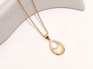 Colar com pingente de gota com banho de ouro com micro zircônias e detalhes em ouro branco