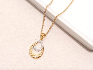 Colar com pingente de gota com banho de ouro com micro zircônias e detalhes em ouro branco