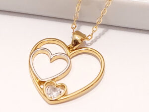 Colar e pingente de corações e uma zircônia de coração banhados com ouro e detalhes em ouro branco