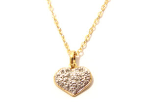 Colar e pingente de coração com banho de ouro com micro zircônias e detalhes em ouro branco
