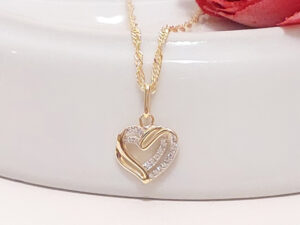 Colar com pingente de coração com micro zircônias com banho de ouro e detalhes em ouro branco
