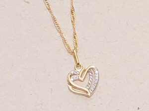 Colar com pingente de coração com micro zircônias com banho de ouro e detalhes em ouro branco