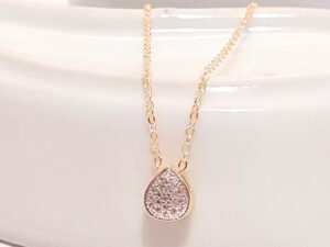 Colar com pingente de gota com banho de ouro com micro zircônias e detalhes em ouro branco