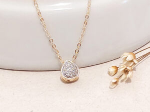 Colar com pingente de gota com banho de ouro com micro zircônias e detalhes em ouro branco